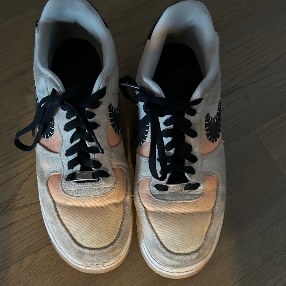 Nike Men's Shoes - White and Pink